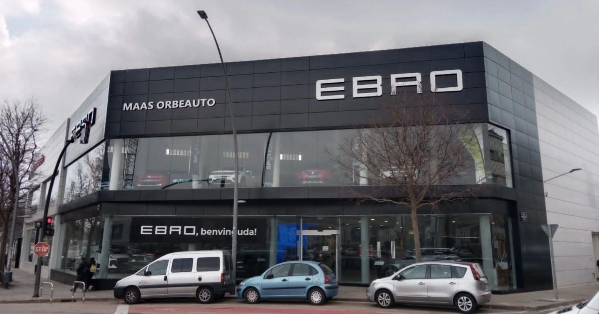 Modern commercial building with aluminum composite panel facade demonstrating architectural ACM cladding applications